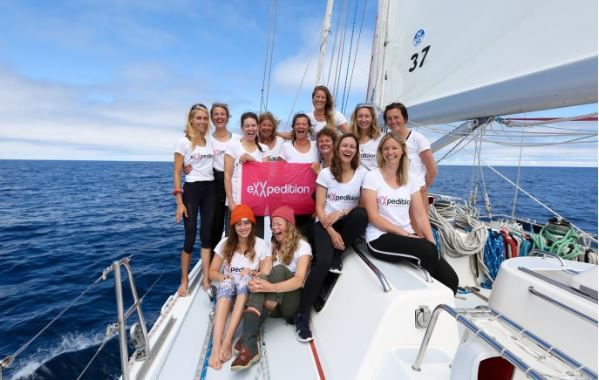 فريق كامل من النساء يذهب إلى المحيط لمعالجة أزمة البلاستيك في العالم