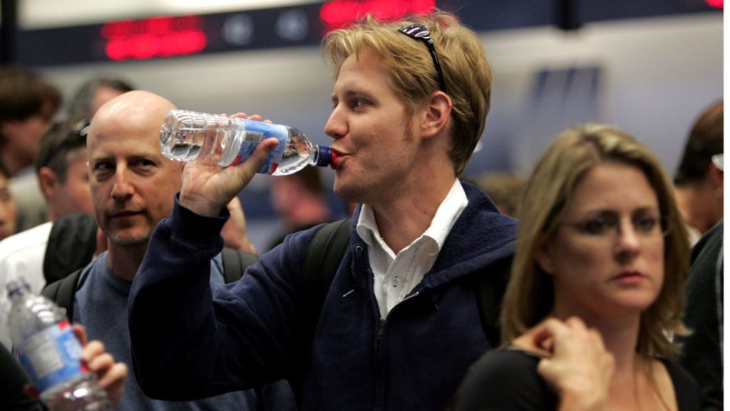 حظر بيع المياه في زجاجات بلاستيكية في مطار سان فرانسيسكو
