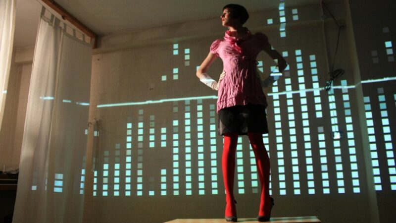 يمكن لإبداع الإنسان أن يجعل من القمامة أزياء للموضة: ثورة إعادة التدوير التي تقودها المصممة الإستونية